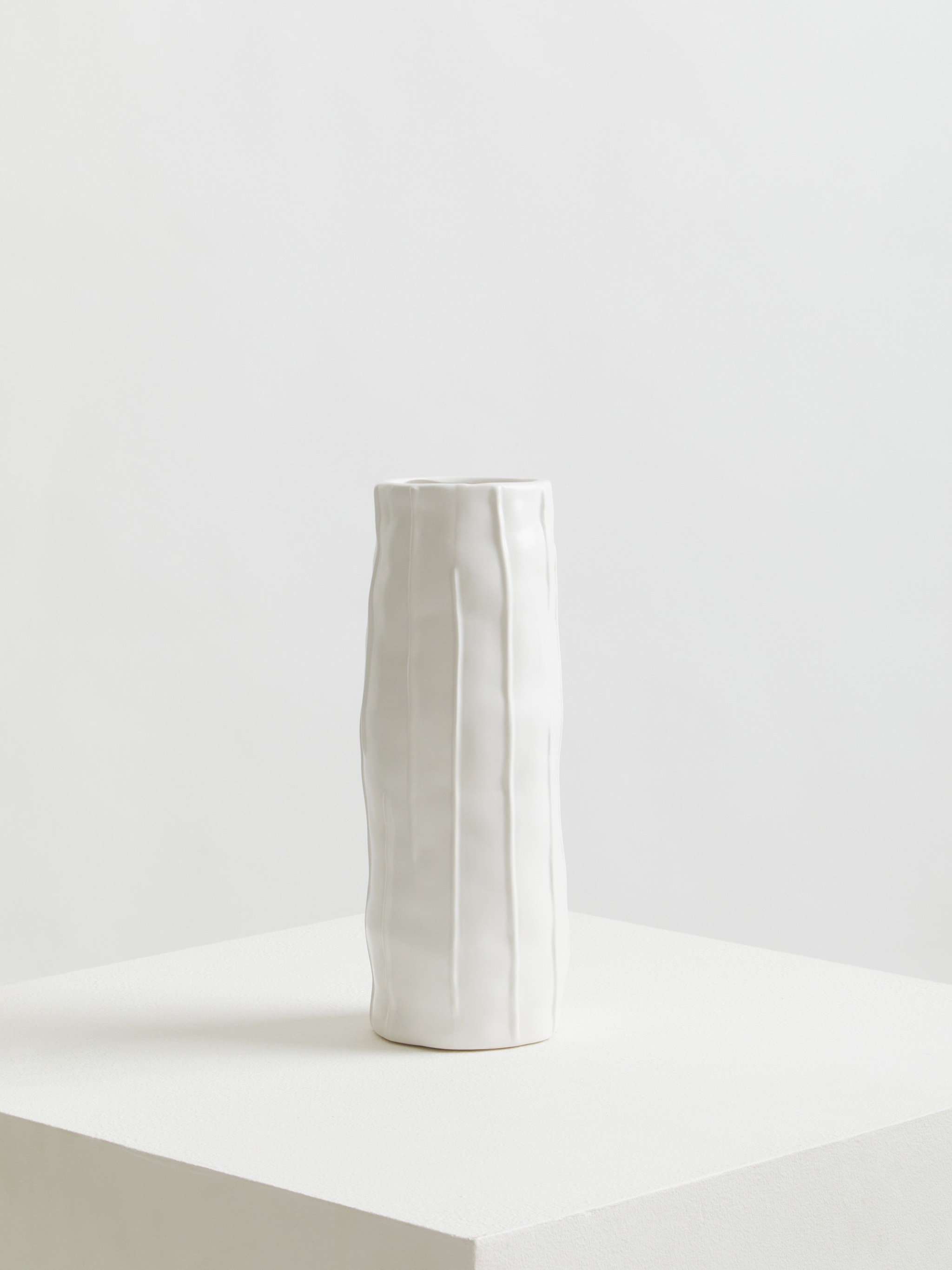 Orsina Traditional Stoneware White Large Vase, Versatile Flower Vase, Compact And Lightweight Vase For Flowers image 3