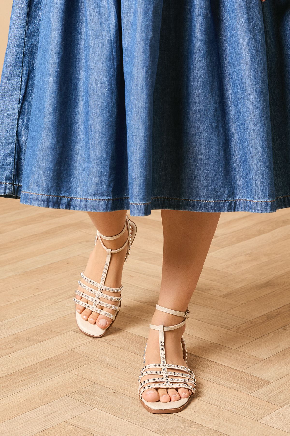 Oasis Nyviella Faux leather Studded T Bar Flat Sandals Beige image 3