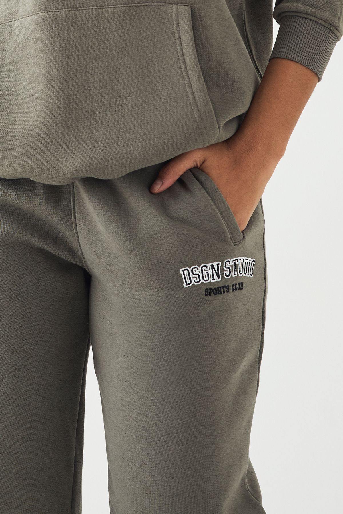 DSGN Studio DSGN Studio Applique Oversized Cuffed Jogger Khaki image 4