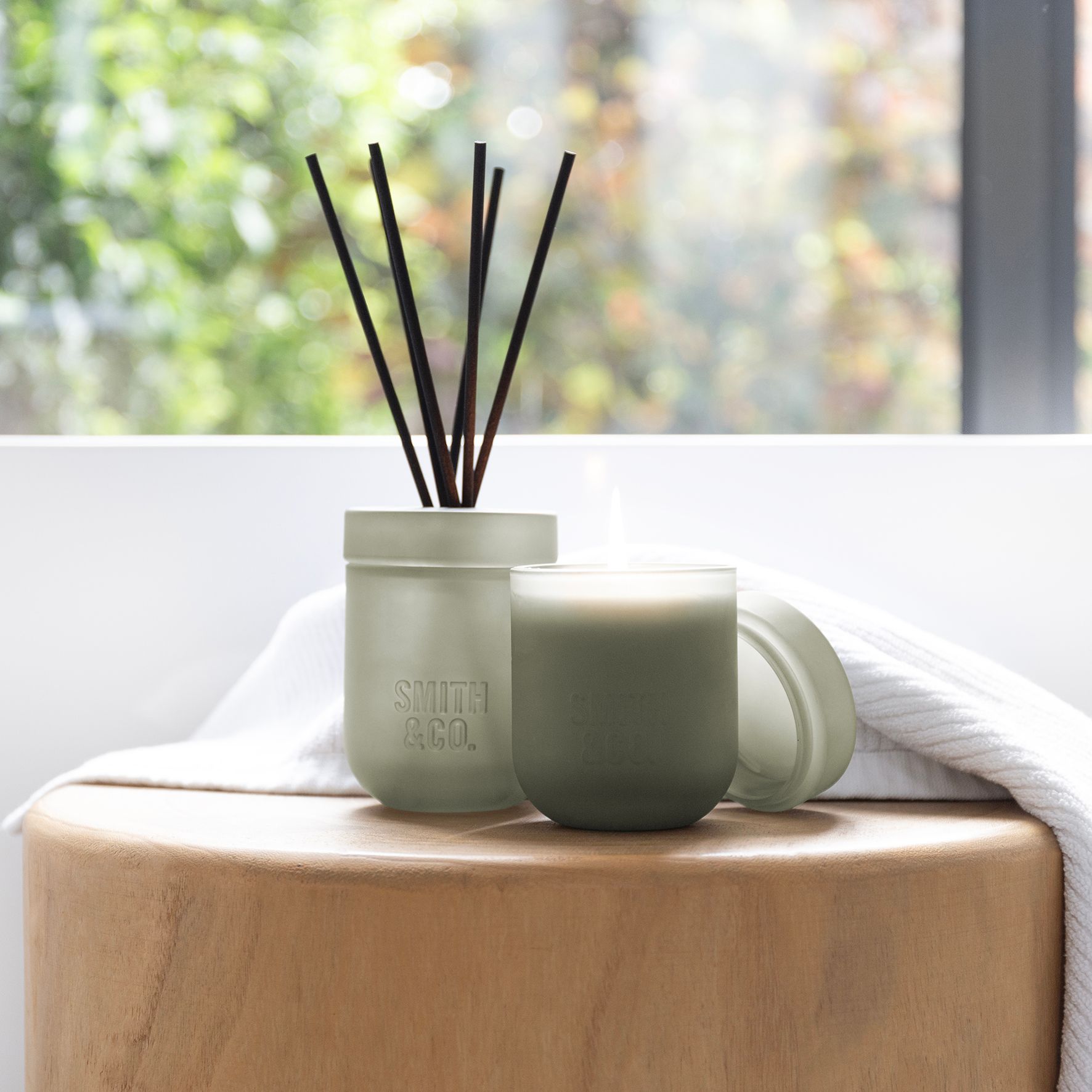 The Aromatherapy Company Smith & Co 250g Candle - Amber & Freesia image 5