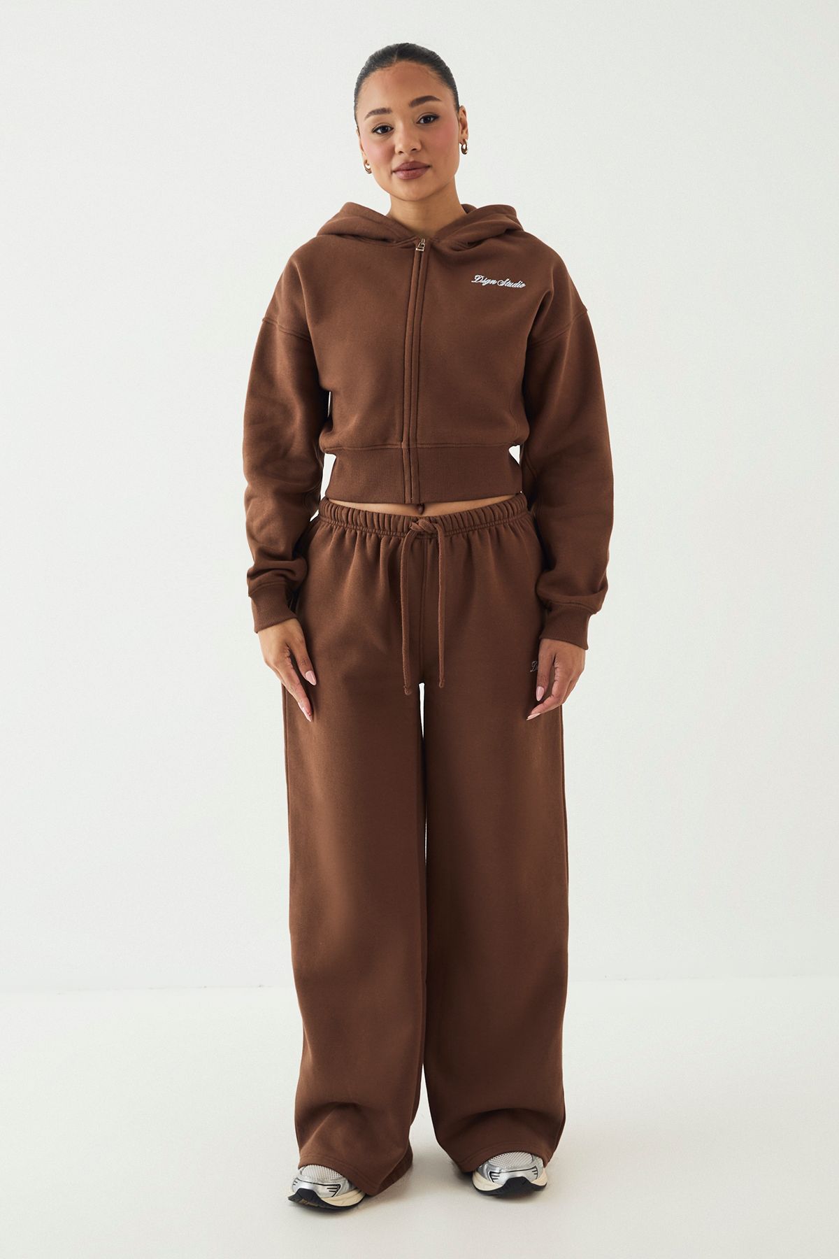 DSGN Studio DSGN Studio Script Embroidered Straight Leg Jogger Mocha image 5