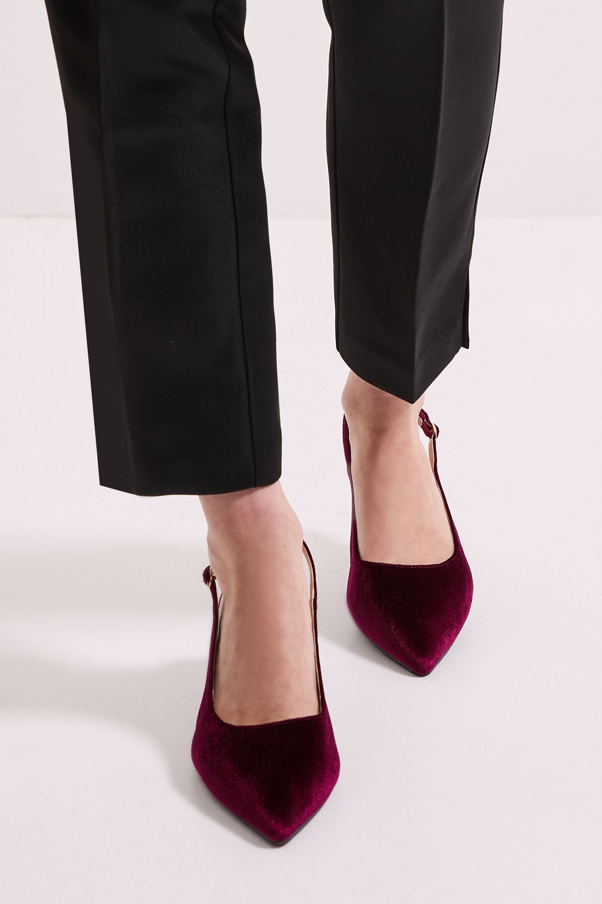 Dorothy Perkins Wide Fit Dova Velvet Slingback Kitten Heel Court Shoes Dark Red image 3