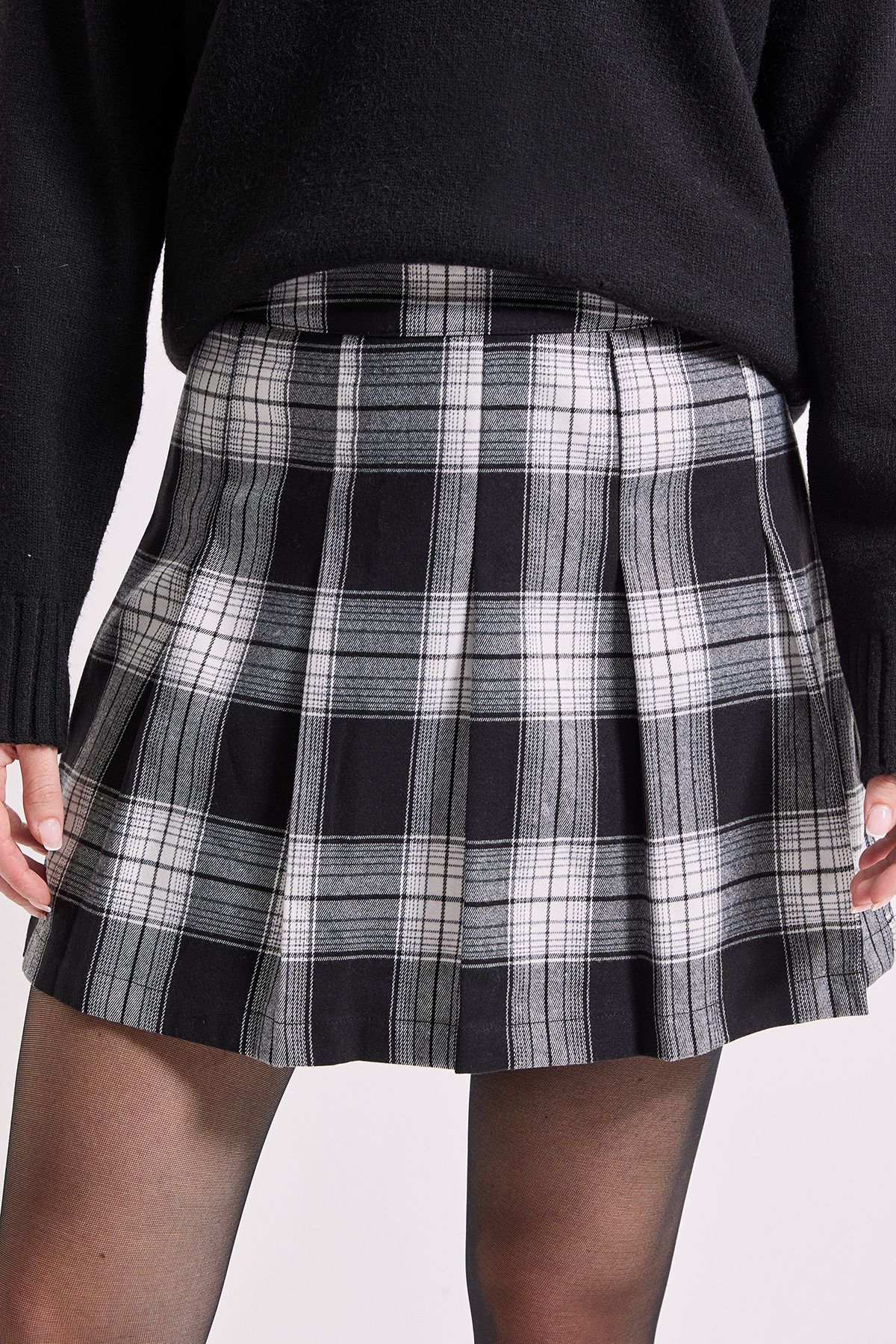 Dorothy Perkins Check Pleated Mini Skirt Mono image 2