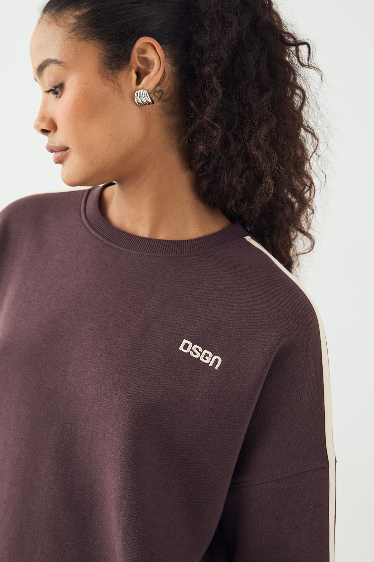 DSGN Studio DSGN Studio Side Stripe Oversized Sweatshirt Chocolate image 4