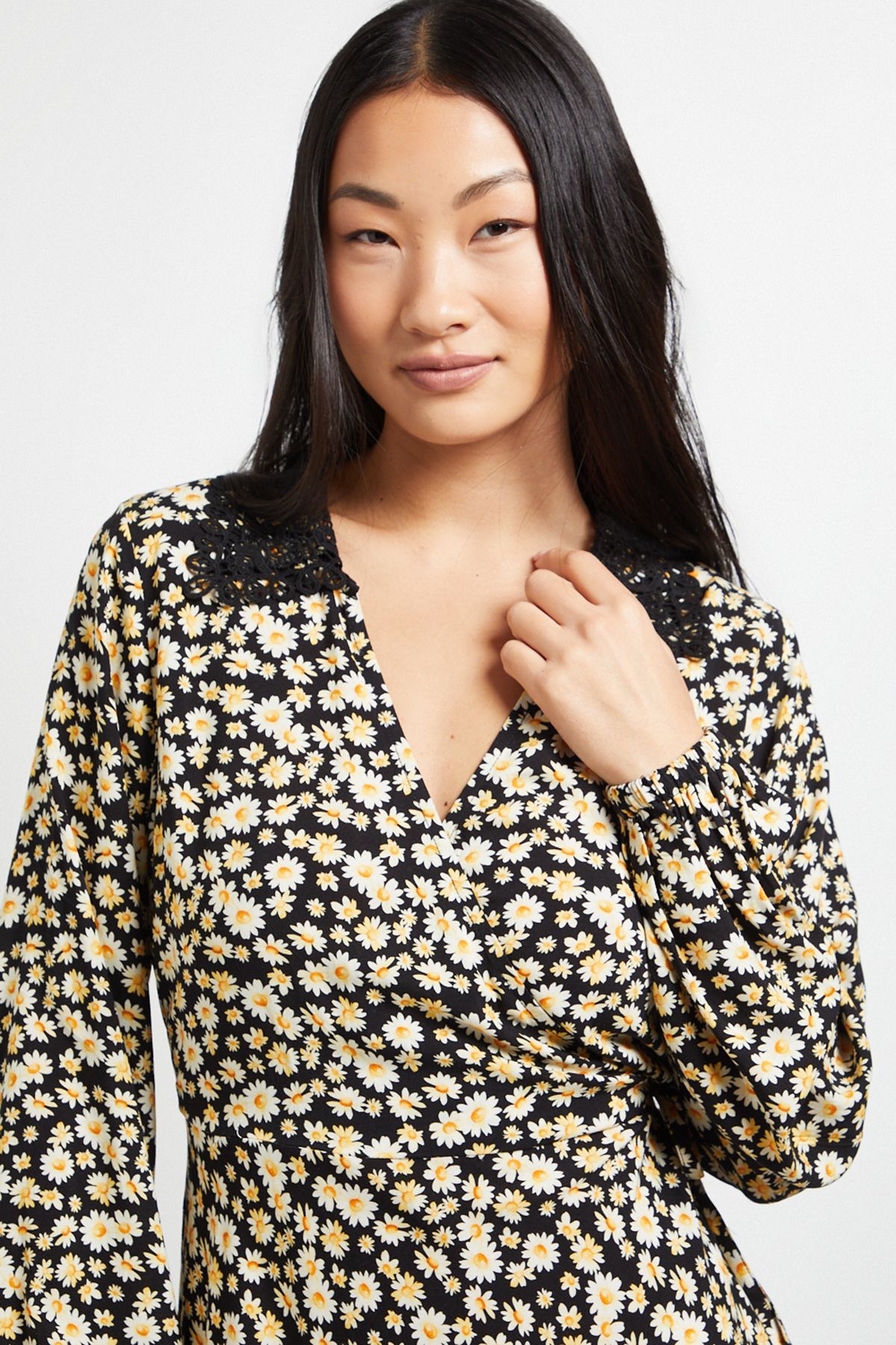 Dorothy Perkins Petite Black Daisy Lace Collar Detail Wrap Printed Mini Dress Black image 4
