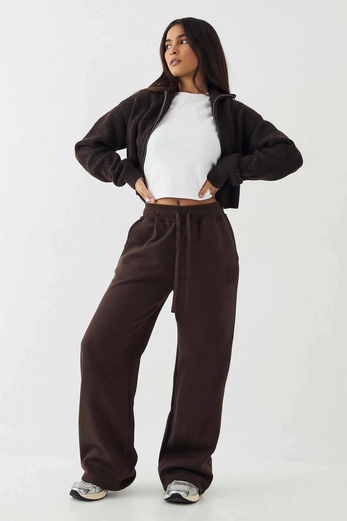 DSGN Studio DSGN Studio Self Fabric Applique Straight Leg Jogger Dark Chocolate image 3