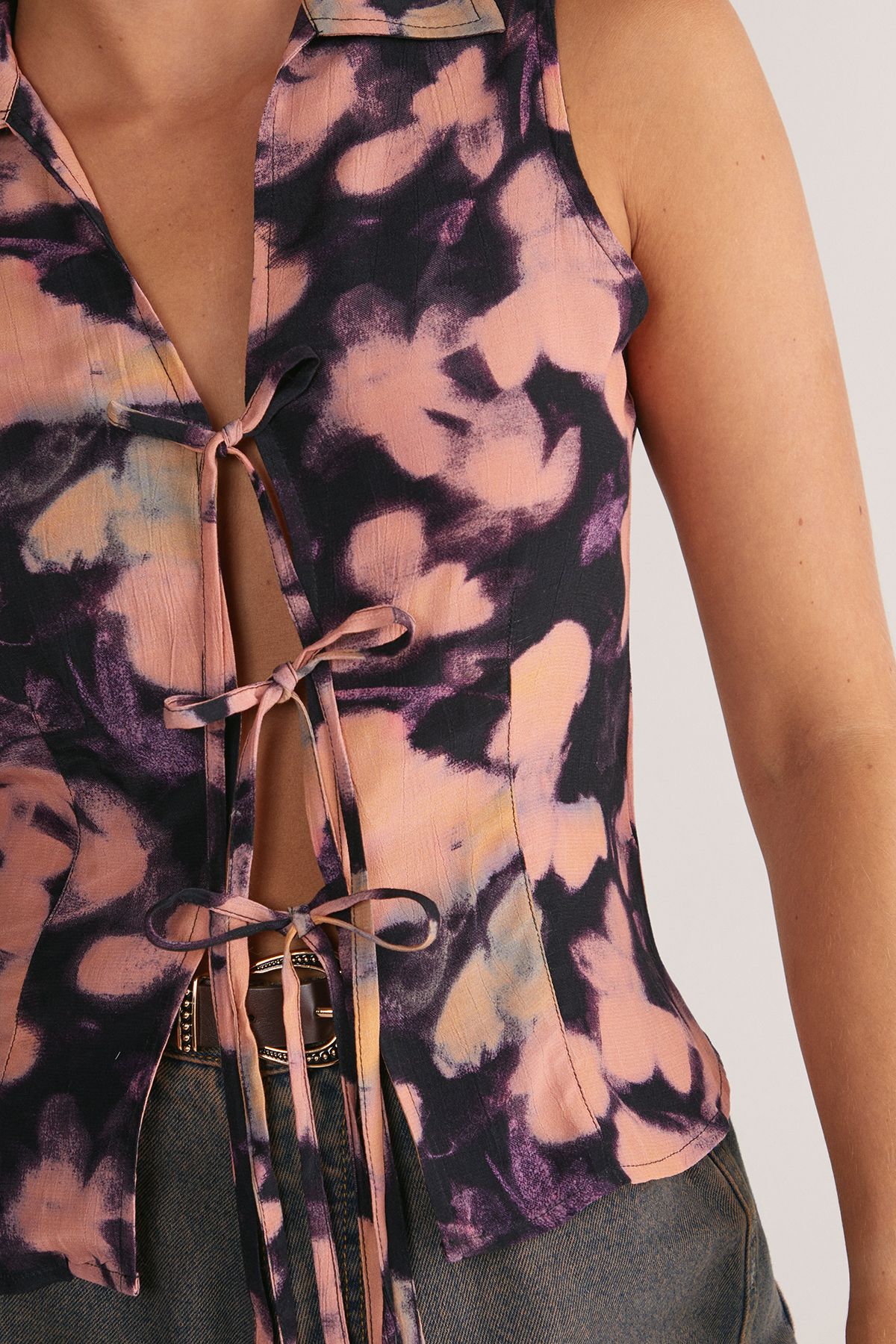 NastyGal (Az) Blurred Floral Collared Tie Front Vest Black image 5