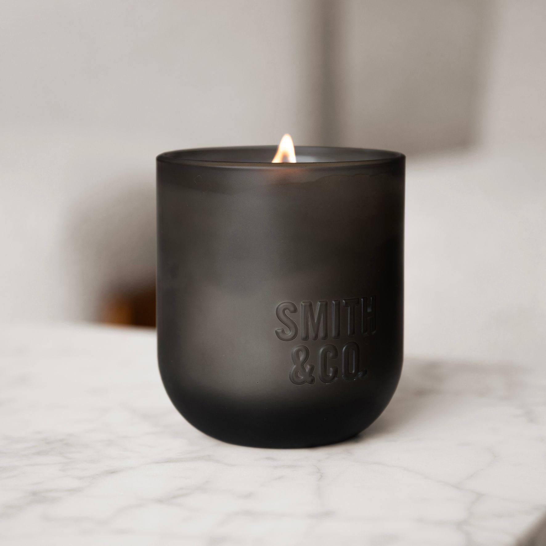 The Aromatherapy Company Smith & Co 250g Candle - Tabac & Cedarwood image 1