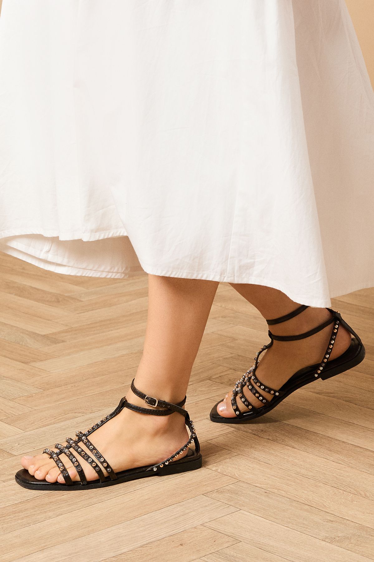 Oasis Nyviella Faux leather Studded T Bar Flat Sandals Black image 3