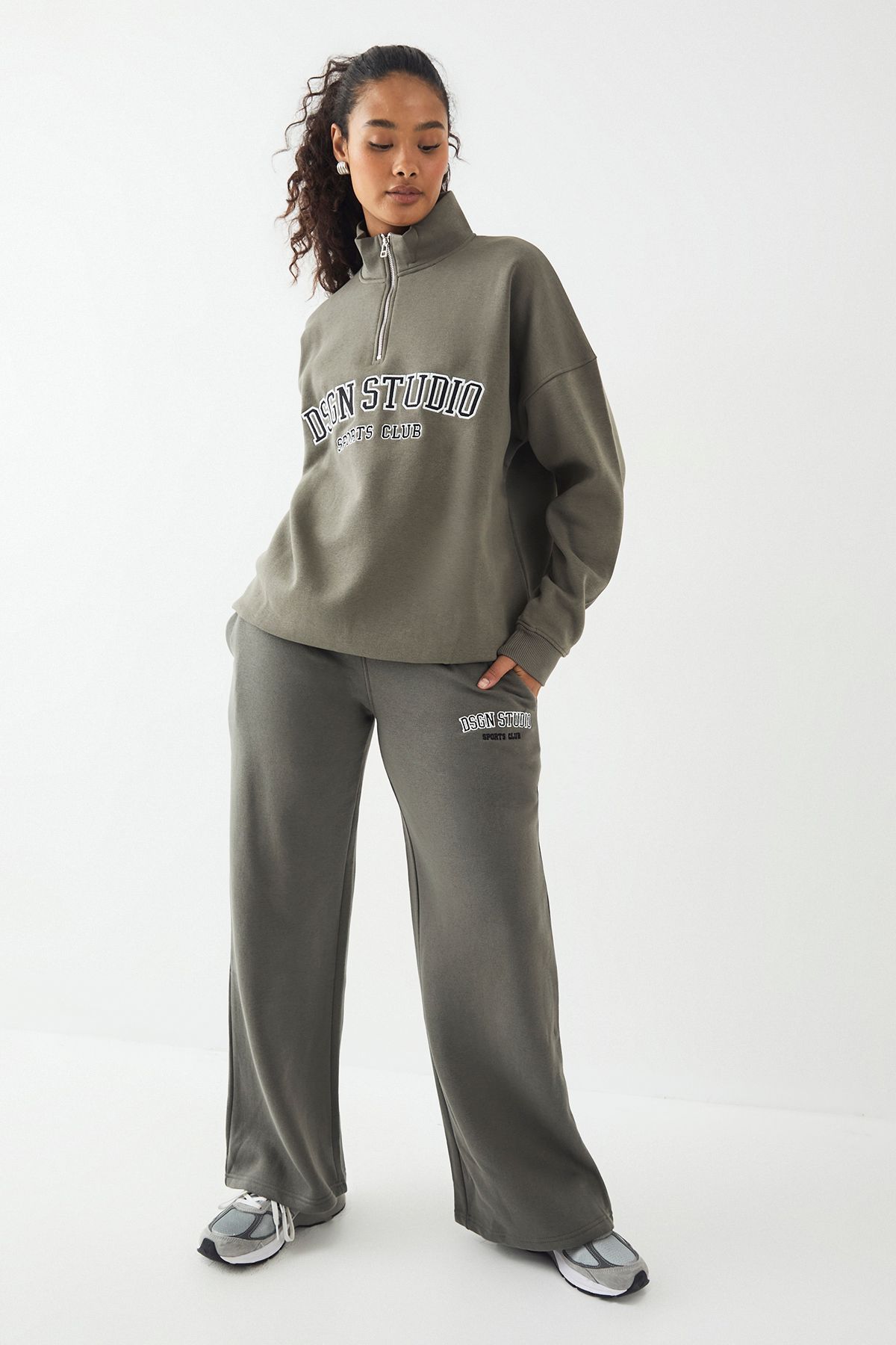 DSGN Studio Petite DSGN Studio Applique Straight Leg Jogger Khaki image 3