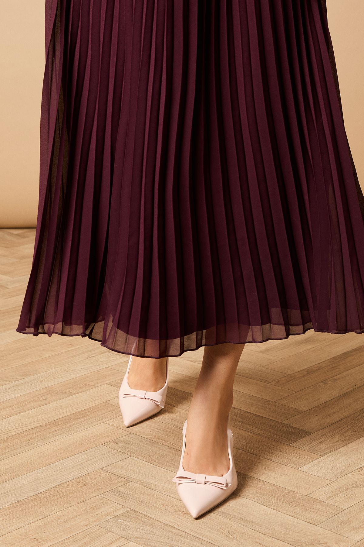 Oasis Manuela Faux Patent Bow Detail High Stiletto Heel Court Shoes Beige image 2