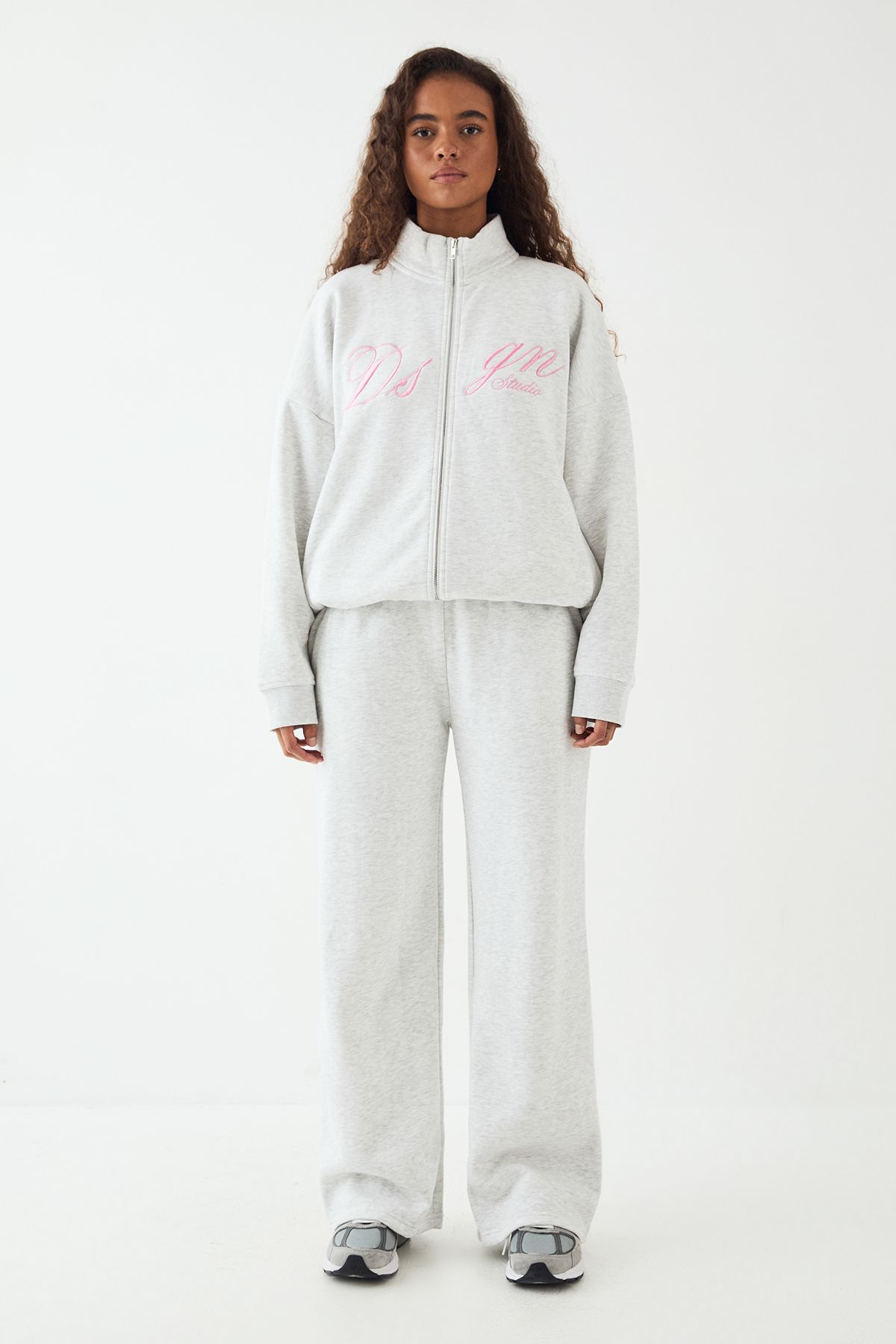 DSGN Studio DSGN Studio Script Funnel Neck Straight Leg Tracksuit Ash Grey image 5