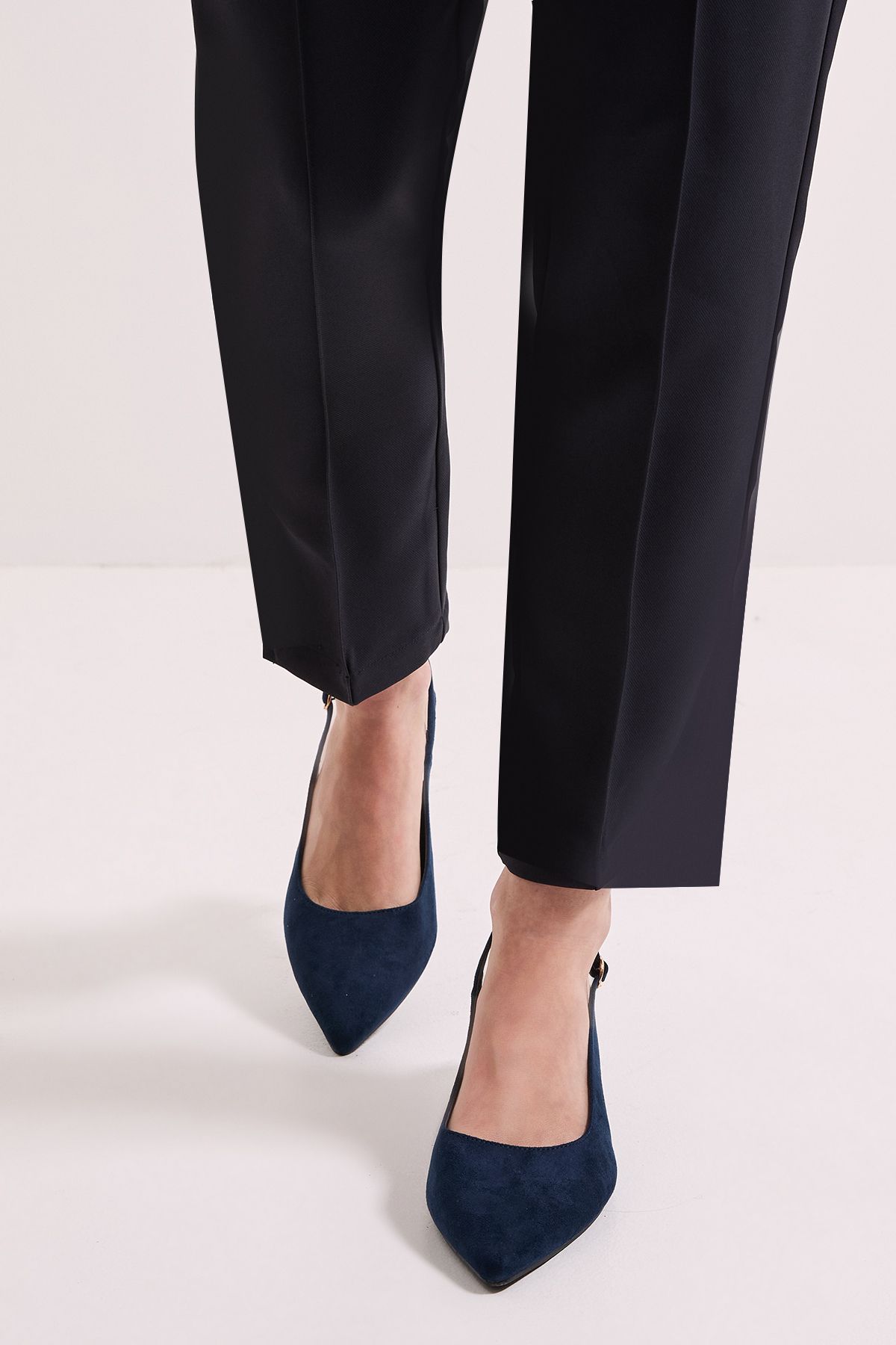 Dorothy Perkins Wide Fit Dova Slingback Kitten Heel Court Shoes Navy image 3