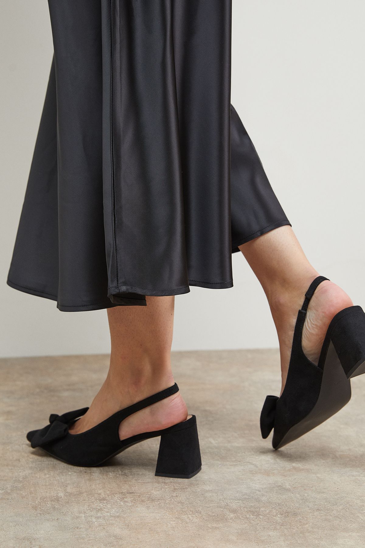 Oasis Seala Faux Suede Bow Slingback Medium Block Heel Court Shoes Natural Black image 2