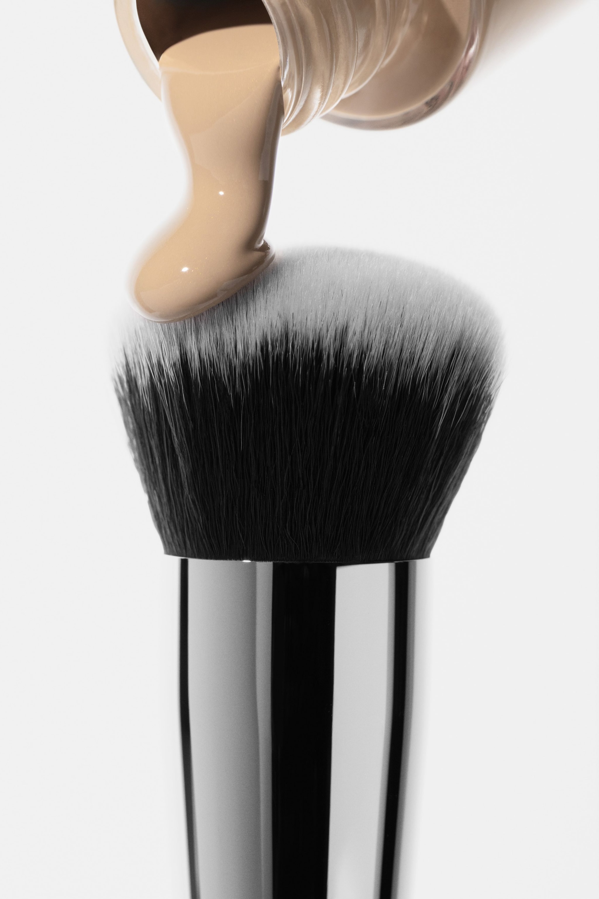 INGLOT All Covered Face Foundation image 3