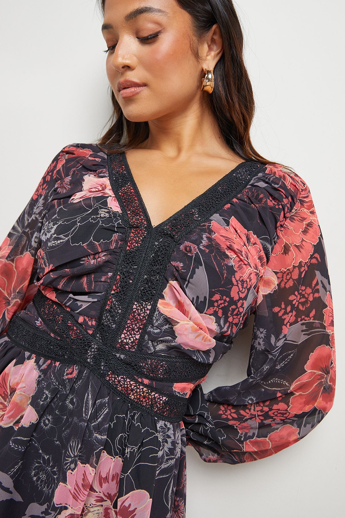 Oasis Petite Printed Lace Trim Gathered V Neck Mini Dress Floral image 4