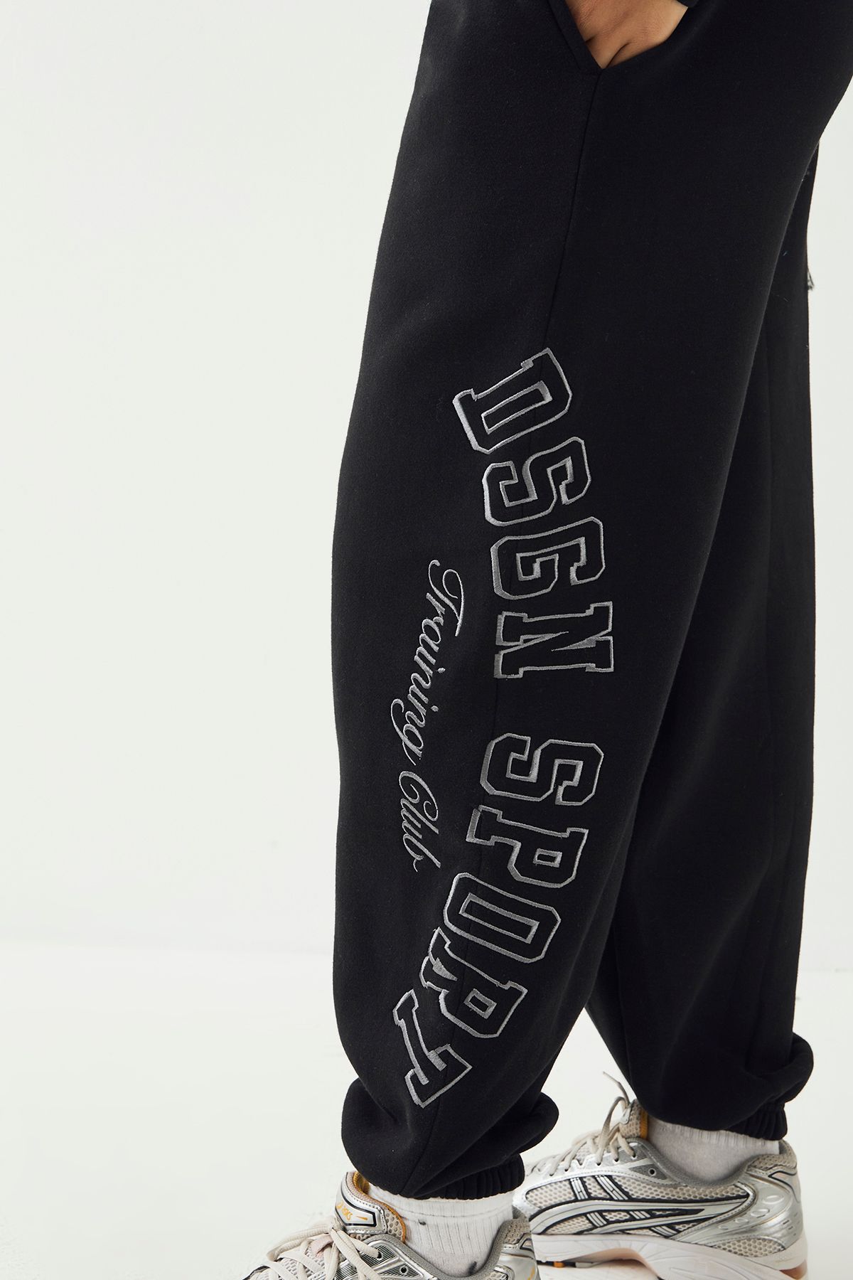 DSGN Studio DSGN Studio Sport Training Club Oversized Cuffed Jogger Black image 4