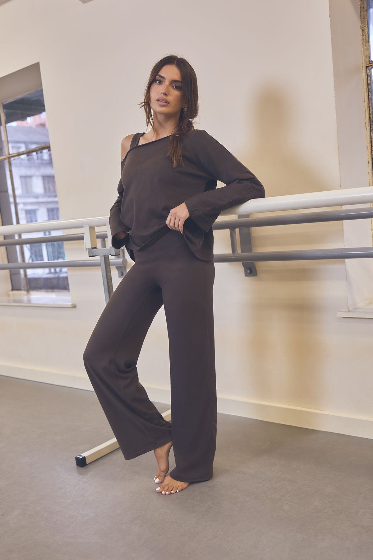 DSGN Studio DSGN Studio Off The Shoulder Long Sleeve T-shirt Espresso image 1