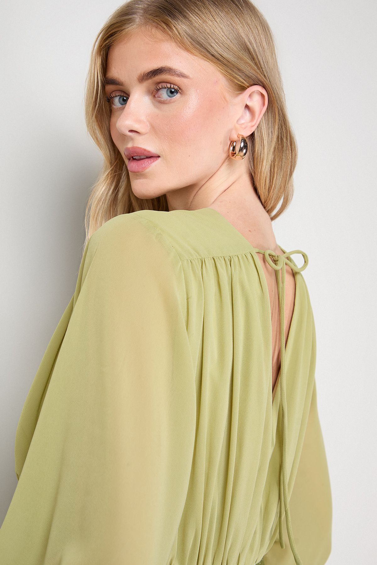 Oasis Plain Balloon Sleeve V Neck Satin Chiffon Mix Midaxi Dress Olive image 4