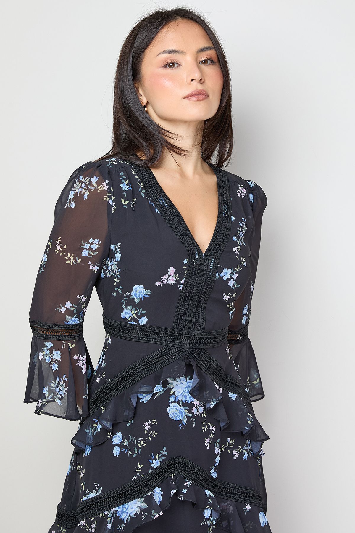 Oasis Petite Printed Lace Trim Detail Flare Sleeve Chiffon Midi Dress Floral image 2