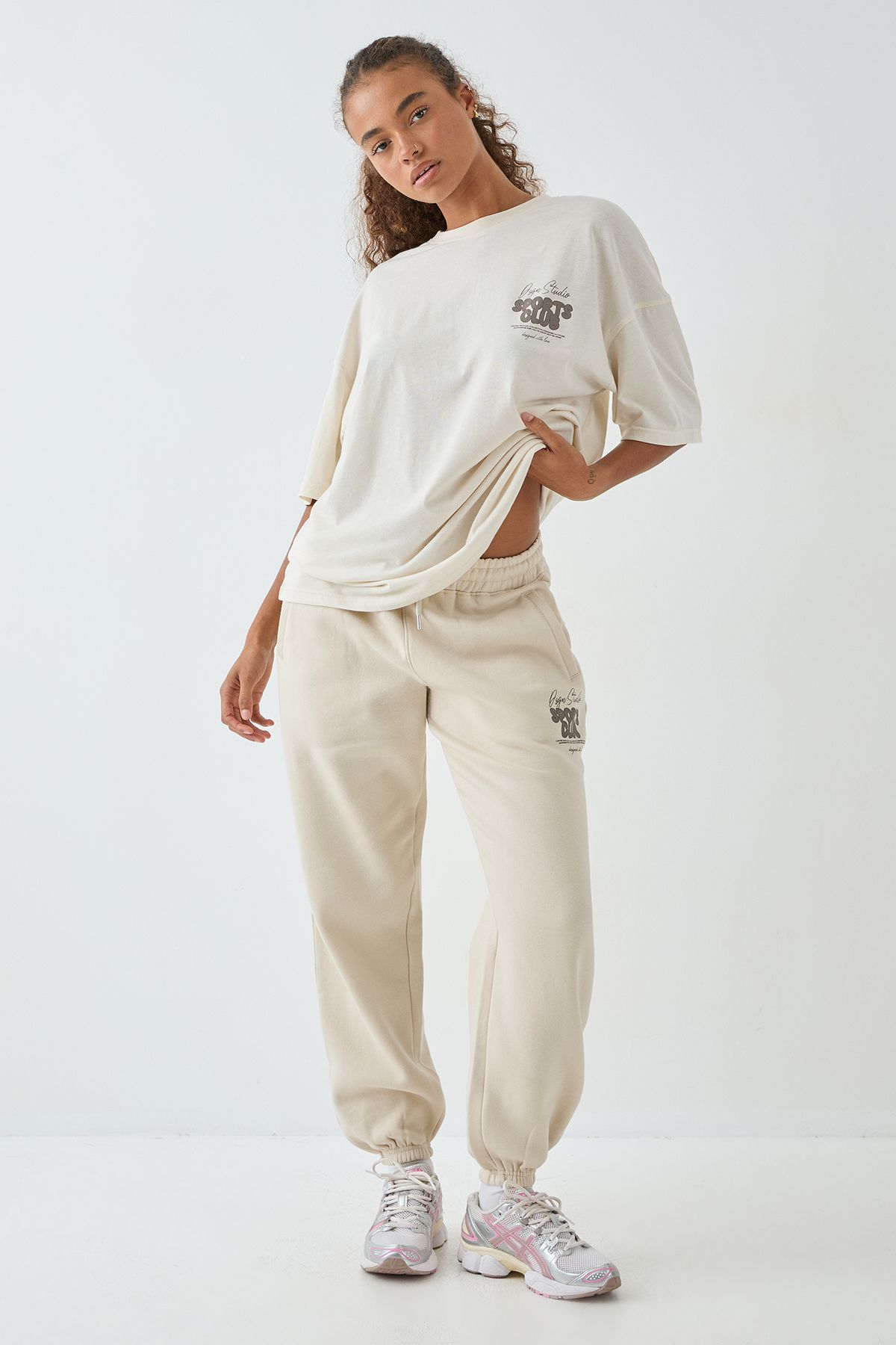DSGN Studio DSGN Studio Sports Bubble Slogan Cuffed Oversized Jogger Stone