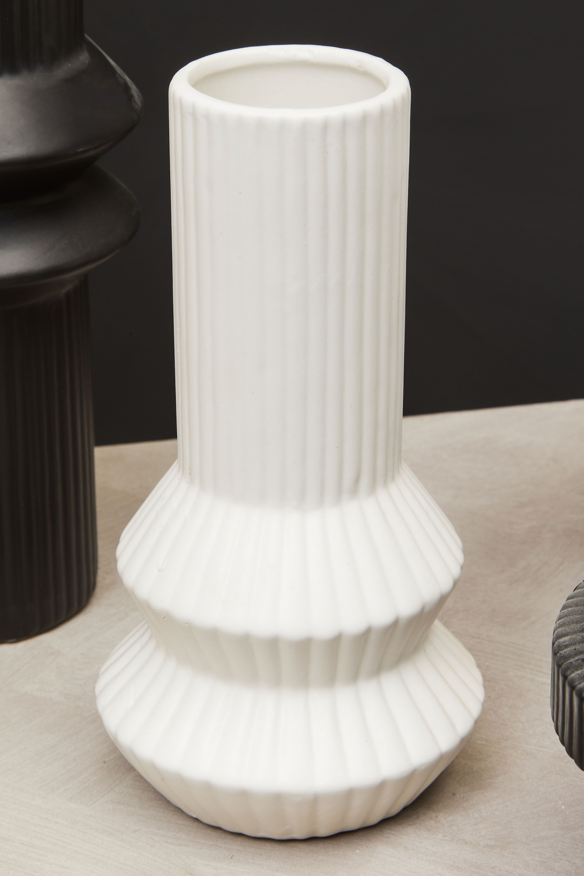 Orsina Finely Crafted Vase, Geometric Design Flower Ceramic Vase, Compact And Lightweight Vase For Flowers image 3