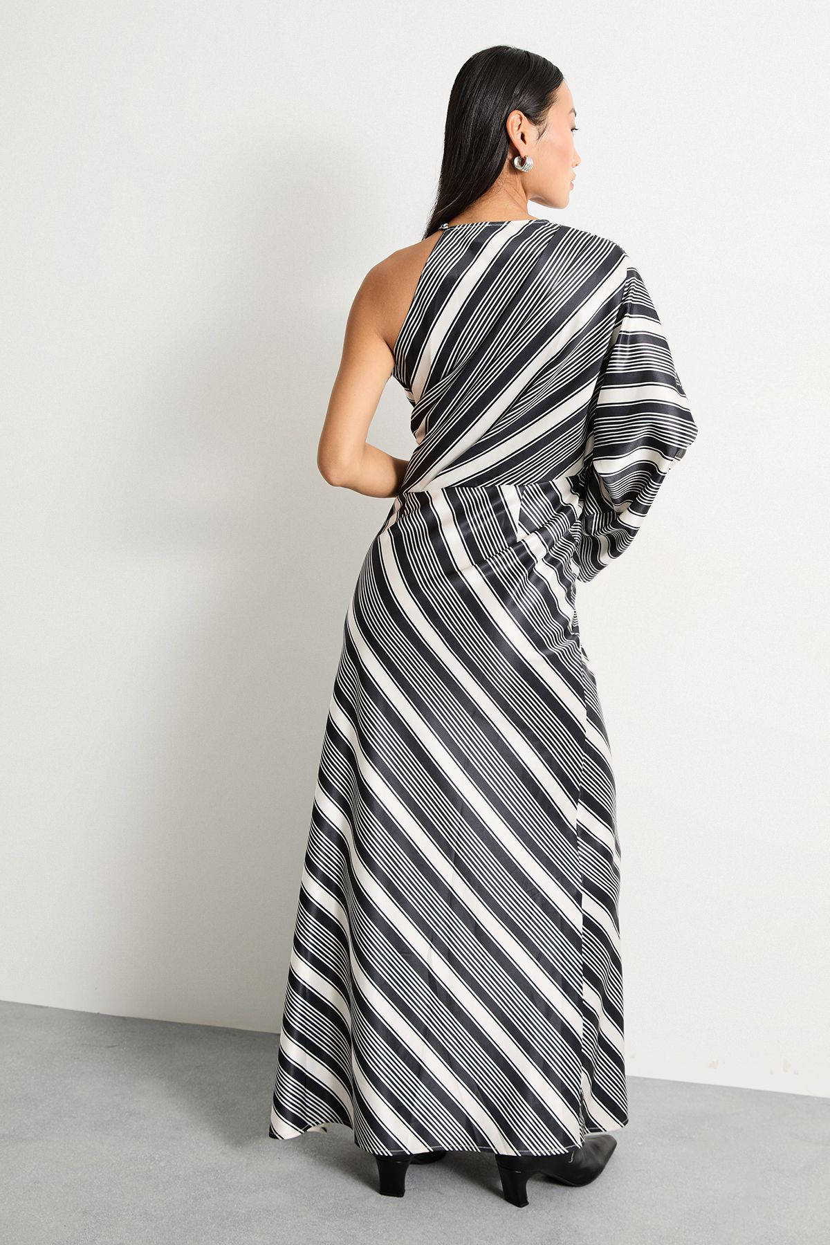 Warehouse Petite Printed One Shoulder Twist Front Keyhole Satin Maxi Dress Stripe image 3